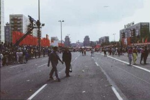 Berlin-Mitte. Karl-Marx-Allee während der Demonstration zum Ersten Mai. Blick zum Frankfurter Tor