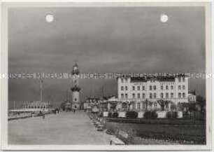 Rostock, Warnemünde, Promenade mit Leuchtturm