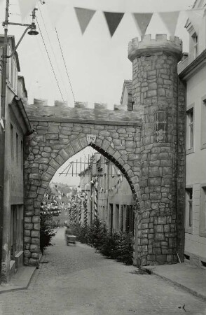 Roßwein, Kreuzstraße mit ephemerem Nachbau des Kreuztors und Festschmuck anlässlich des Schulfestes, Ansicht der Feldseite