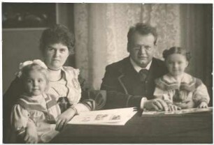 Fotografie Max Regers (1873-1916) mit Ehefrau Elsa und den beiden Adoptivtöchtern