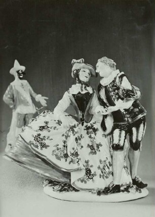 Kavalier mit Dame in spanischer Tracht (Kändler 1741), im Hintergrund: Capitano, für den Herzog von Weissenfels (Reinicke 1743/1744)