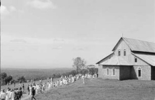Taufgang : Personen, die sich auf dem Weg zu einem Taufgottesdienst befinden