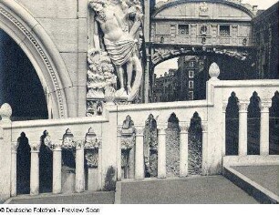Seufzerbrücke (Ponte dei Sospiri) : Blick vom Ponte della Paglia über den "Trunkenen Noah" am Dogenpalast zur Seufzerbrücke (Ponte dei Sospiri)
