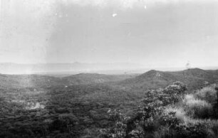 Alte Masoko Straße : Blick über eine hügelige Landschaft. Im Hintergrund Nyassa See