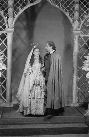 Szenenbilder aus dem Stück "König Drosselbart" von Armin-Gerd Kuckhoff und Marie Otto mit Musik von Kurt Heuser im Theater am Schiffbauerdamm Berlin. Uraufführung 13.12.1947
