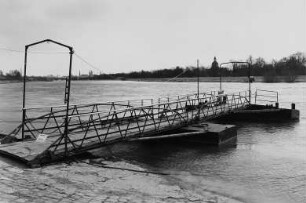 Anlegesteg der Pieschener Fähre an der Elbe