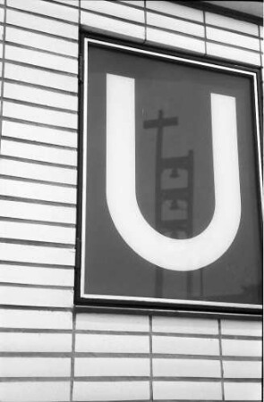 Berlin: Interbau; U (Bahnhofschild) mit Spiegelung der St. Ansgar-Kirche