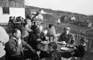Ötlingen: Kaffeegäste auf der Terrasse, Gasthaus Ochsen