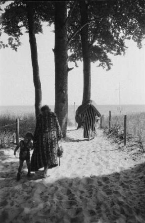 Ostsee-Urlauber. Familie auf dem Weg zum Strand