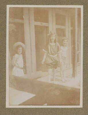 Franz, Christiane und Raimund von Hofmannsthal lachend hinter einem Holzgeländer