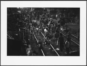 Menschen auf Eisenbahnschienen