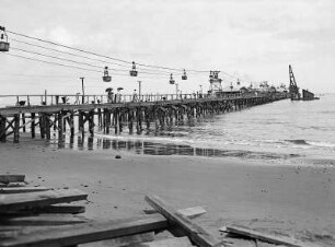 La Brea, Trinidad und Tobago. Landungsbrücke mit Industrieseilbahn für Asphalttransport vom Pitch Lake (Asphaltsee)