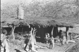 Dorfhütte : Kinder vor einer kleinen Hütte in einem Dorf