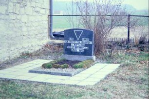 Grabstätte mit Gedenkstein an ermordete KZ-Häftlinge