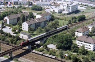 Freiburg: Breisacher Bahnbrücke mit Zug über Güterbahn