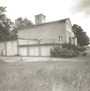 Glietz (Kreis Dahme-Spreewald). Gutshaus (1851/1875). Seitenansicht mit Garagenanbau