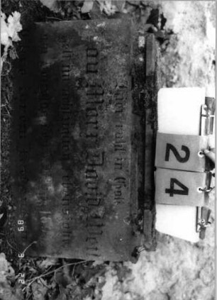 Grabstein 24 (Index: 99791833) Material: Sandstein Zustand: leicht verwittert mit geringem Textverlust Beschreibung: profilierter Sockel Besonderheit: keine Maßangaben: Grabstein 24