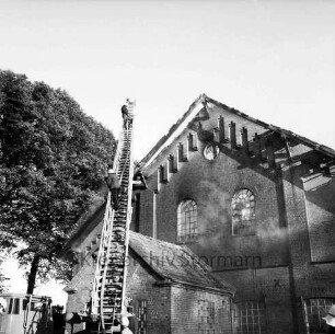 Gut Altfresenburg: Brand des Bullenstall: Löscharbeiten, Einsatzfahrzeug und Feuerwehrmänner vor dem brennenden Gebäude