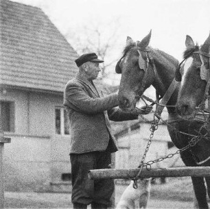 LPG Basedow. Bauer mit Pferdegespann