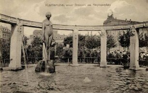 Postkartenalbum mit Motiven von Karlsruhe. "Karlsruhe. Neuer Brunnen am Stephansplatz". Statue im Brunnen am Stephansplatz