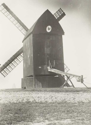 Bockwindmühle : Holzhausen-Zuckelhausen. Bockwindmühle. Ansicht von hinten mit Sterz