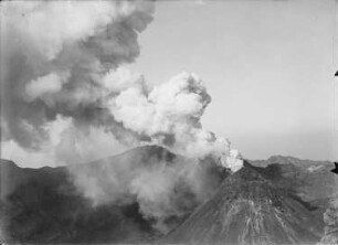 Vesuv, Blick auf den Krater mit Rauchwolken