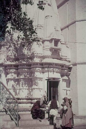 Reisefotos. Gläubige vor einem Tempel?