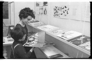 Kleinbildnegativ: Ladengalerie, DDR-Kinderbuchausstellung, 1963