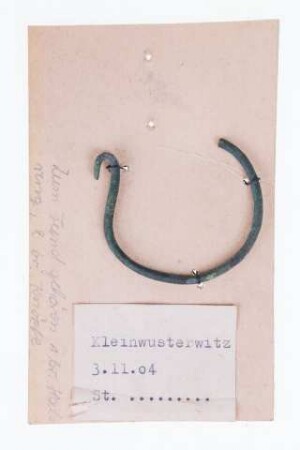 Armring mit ösenförmig eingebogenem Ende