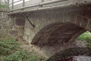 Bestestraße: Granitquader-Brücke über die Beste: Seitenansicht: Brückenbogen: Uferbefestigung