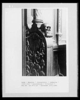 Chorgestühl, Südseite, Aussenwange: Totenkopf