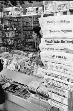 Basel: Zeitungskiosk mit schweizerischen und deutschen Zeitungen