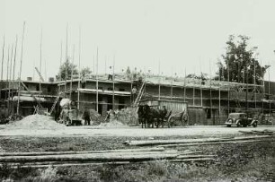 Güstrow, Hafenstraße. Baustelle Schlachthof (1928-1932). Eingerüsteter Ziegelbau, davor Mischmaschine und Pferdegespann mit Kastenwagen