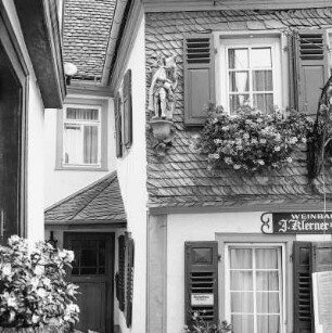 Heiligenfigur St. Florian; Walluf, Hintergasse 1