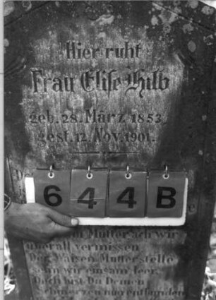 Grabstein 644 (Index: 99788939) Material: Sandstein und Marmor Zustand: gut, Texttafel zerbrochen und repariert Maße HxBxT: 116x64x21 cm Symbolik: florale Motive: Grabstein 644B