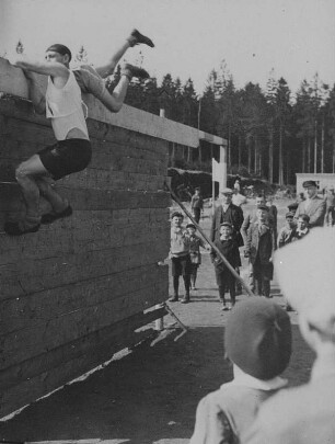 Wehrsport - Hindernislauf an der Eskaladierwand : Wehrsport - Hindernislauf an der Eskaladierwand