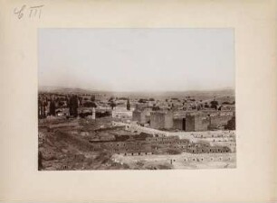 Kayseri von Südwesten : Blick aus südwestlicher Richtung auf die Stadt Kayseri und das Kastell. Im Vordergrund Basarhallen, links im Hintergrund Regierungsgebäude.