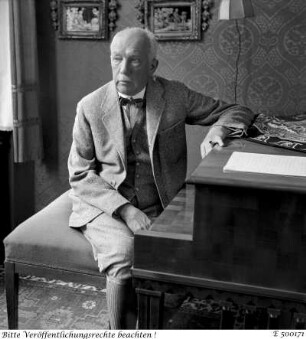 Porträtserie Richard Strauss : Bildnis des Komponisten und Dirigenten Richard Strauss am Flügel in seiner Wohnung in Garmisch-Partenkirchen, 1931