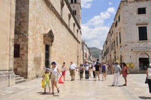 Dubrovnik - Hauptstraße : Touristen laufen über die Hauptstraße "Stradun". Aufgenommen am 2. Juli 2010 in Dubrovnik