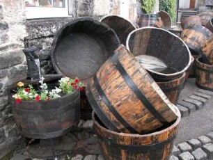 Blumenkübel : Aus nicht mehr gebrauchsfähigen Whisky-Fässern stellt eine Fabrik im schottischen Hochland diese Blumenkübel her. Aufgenommen im Juni 2005. Foto Uwe Gerig