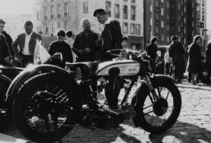 Oldtimer und Zuschauer auf der 1. KFZ-Veteranen-Ralley
