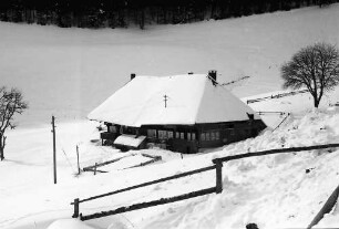 Muggenbrunn: Schwarzwaldhaus im Schnee