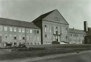 Güstrow, Goldberger Straße 12. Ehemalige Luftwaffenschule (später Pädagogische Hochschule) (1937/1943). Hofseite während der Erbauung