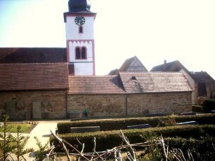 Ansicht von Norden mit Kirche (spätromanisch-frühgotisch) über Kirchhofmauer (Wehrgang im 18 Jh abgetragen) über Feldseite (einstiger Graben aufgefüllt-jetzt Friedhofserweiterung)