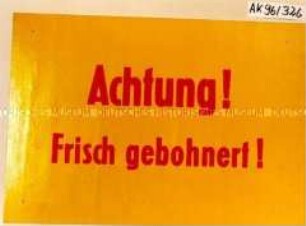 Schild: "Achtung! Frisch gebohnert"