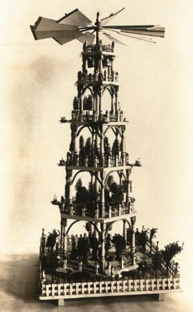 Weihnachtspyramide : Pyramide mit drei drehenden Scheiben und Paradiesgarten