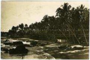 Fischer am Strand von Sumatra, Eisenbahn im Hintergrund