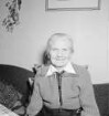 Bergmann, Jeannette: geboren 1857: Einwohnerin von Großhansdorf: Aufnahme aus Anlass ihres 100. Geburtstags: auf Sofa