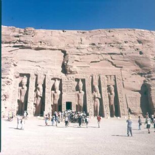 Abu Simbel. Großer Tempel Ramses II. (1260-1250 ante). Vier Kolossalstatuen Ramses II. mit der Doppelkrone Ober- und Unterägyptens (Pschent) am Eingang