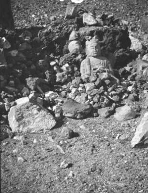 Auf dem Gipfel des Fuji-san : Auf dem Gipfel des Fuji-san. Geröll mit Bruchstück einer Buddhastatue